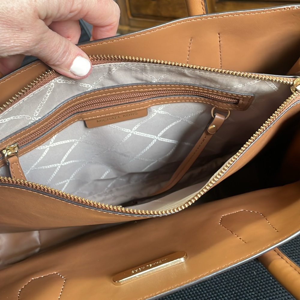 Michael Kors Tan and Cream Tote Bag - Picture 7 of 9